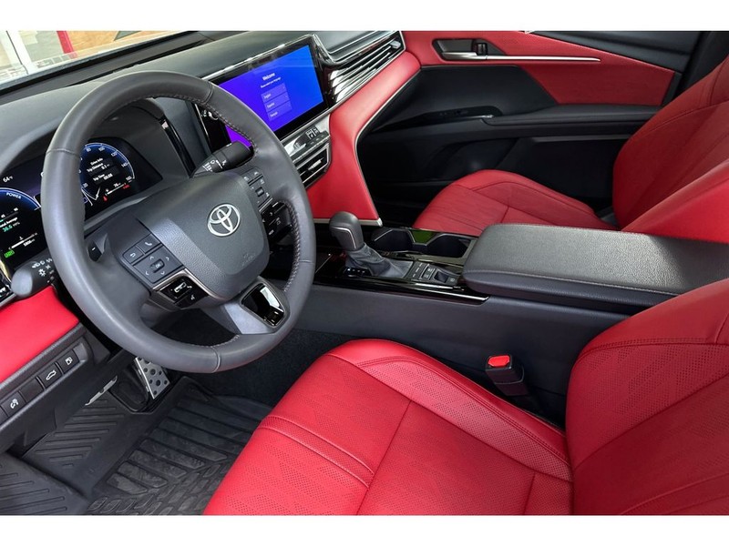 Toyota Camry Hybrid Vehicle Full-screen Gallery Image 10