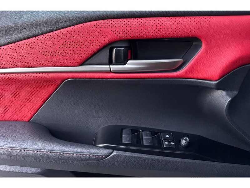 Toyota Camry Hybrid Vehicle Full-screen Gallery Image 11
