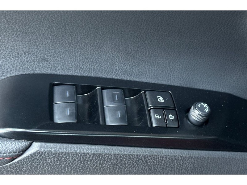 Toyota Camry Hybrid Vehicle Full-screen Gallery Image 12