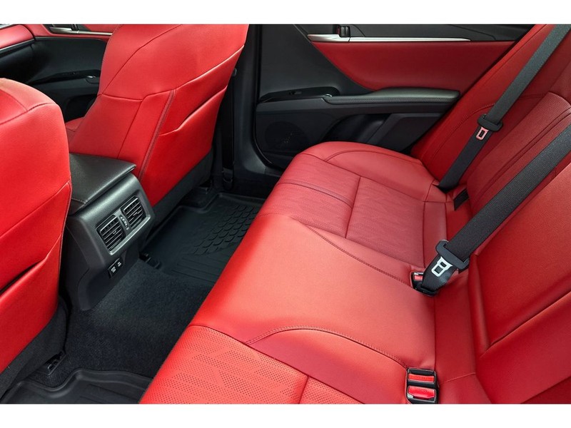Toyota Camry Hybrid Vehicle Full-screen Gallery Image 13