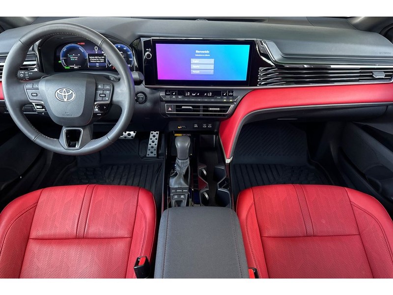 Toyota Camry Hybrid Vehicle Full-screen Gallery Image 15