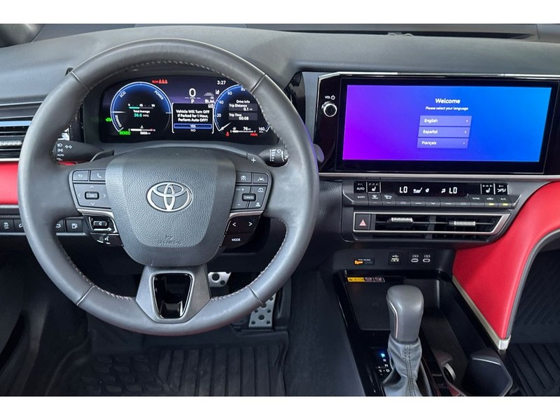 Toyota Camry Hybrid Vehicle Full-screen Gallery Image 16