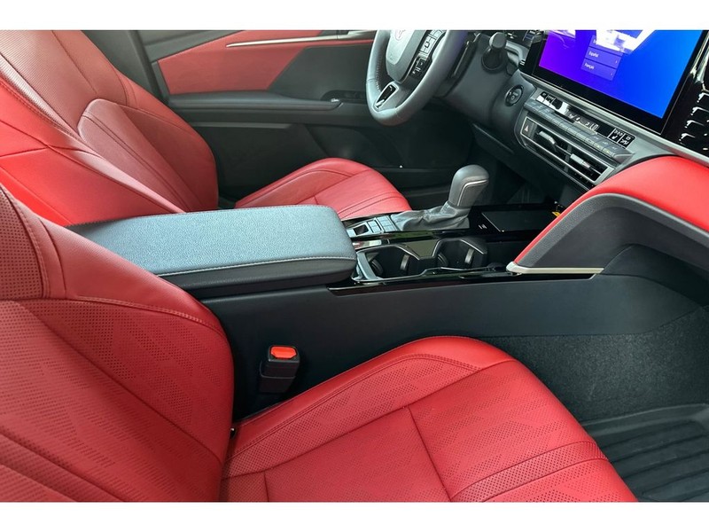 Toyota Camry Hybrid Vehicle Full-screen Gallery Image 17