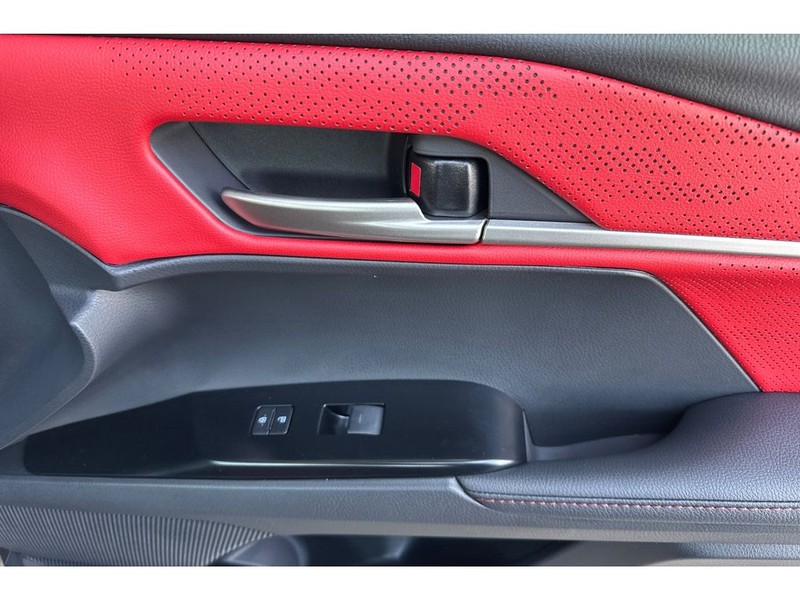 Toyota Camry Hybrid Vehicle Full-screen Gallery Image 19