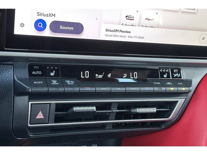 Toyota Camry Hybrid Vehicle Full-screen Gallery Image 22