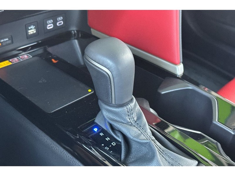 Toyota Camry Hybrid Vehicle Full-screen Gallery Image 23