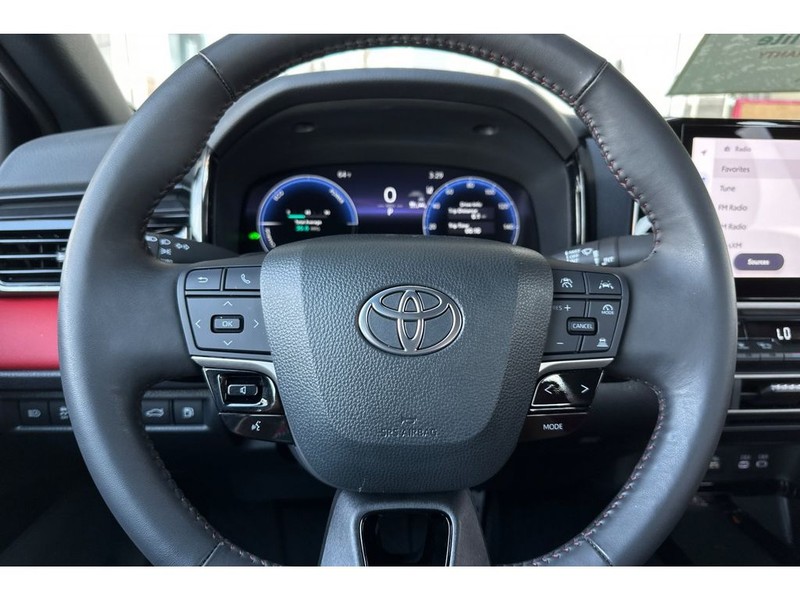 Toyota Camry Hybrid Vehicle Full-screen Gallery Image 25
