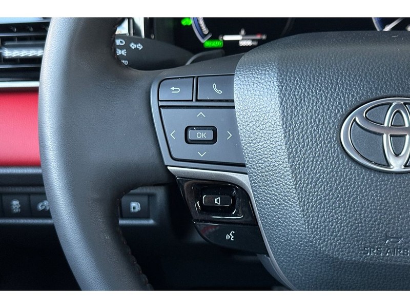 Toyota Camry Hybrid Vehicle Full-screen Gallery Image 26
