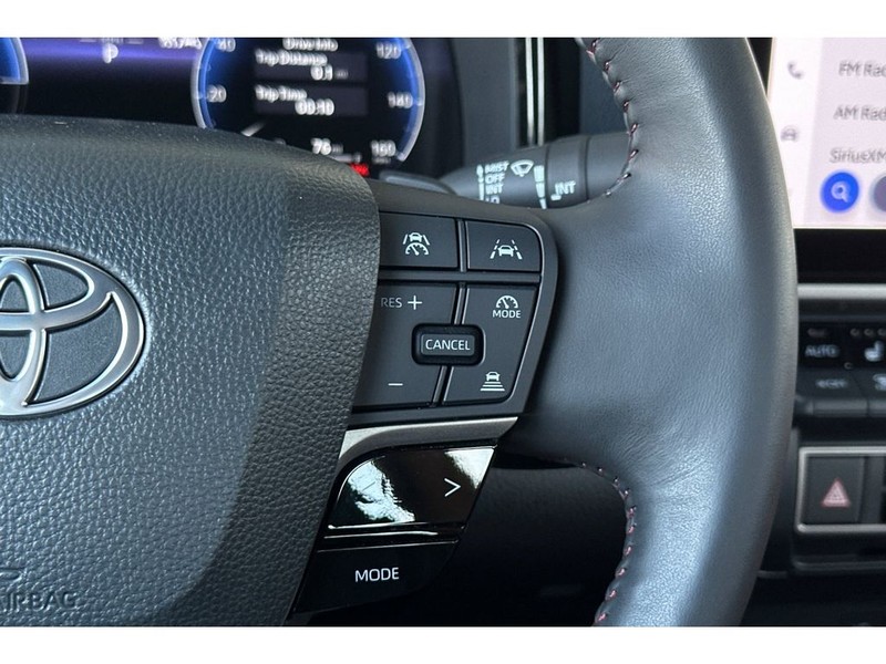 Toyota Camry Hybrid Vehicle Full-screen Gallery Image 27