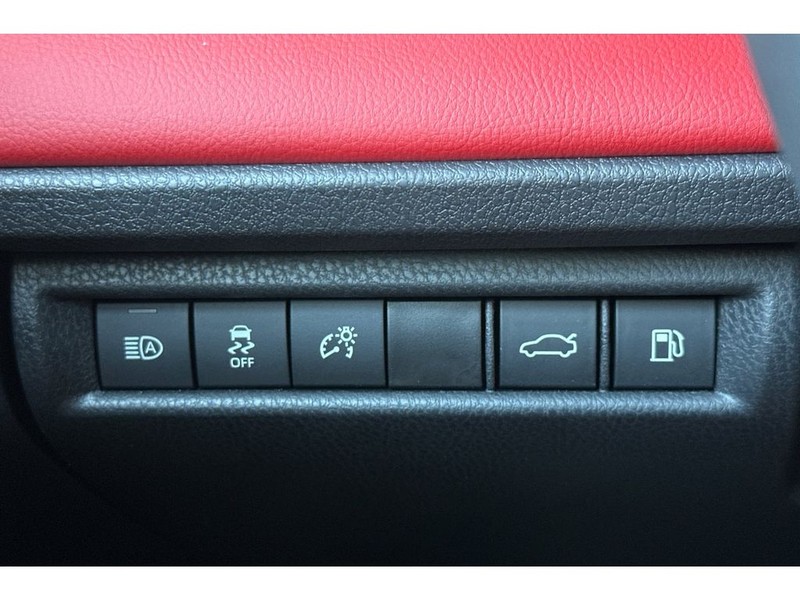 Toyota Camry Hybrid Vehicle Full-screen Gallery Image 30