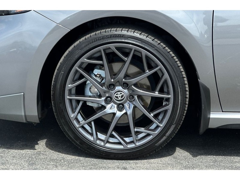 Toyota Camry Hybrid Vehicle Full-screen Gallery Image 31