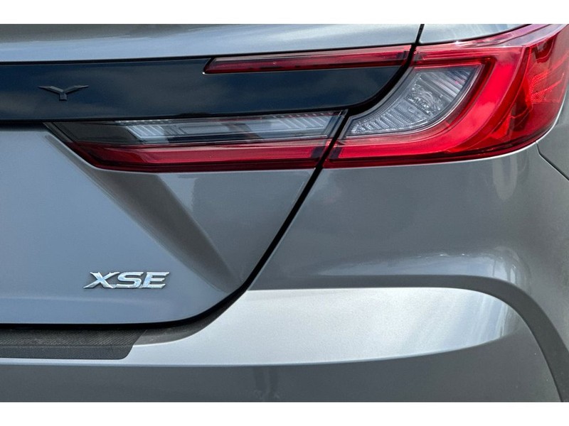 Toyota Camry Hybrid Vehicle Full-screen Gallery Image 32