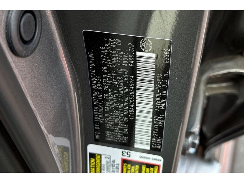 Toyota Camry Hybrid Vehicle Full-screen Gallery Image 33