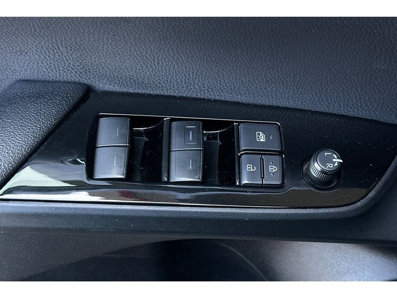 Toyota Prius Vehicle Full-screen Gallery Image 12