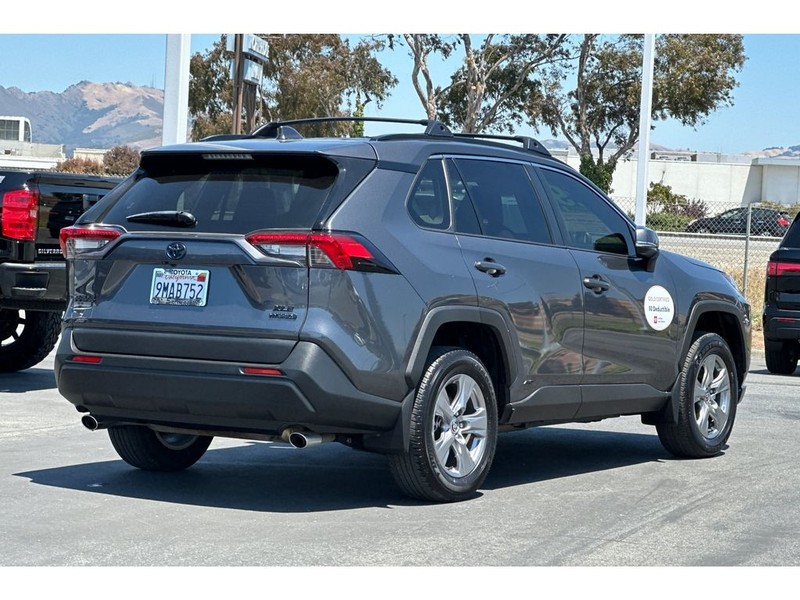 Toyota RAV4 Hybrid Vehicle Full-screen Gallery Image 04