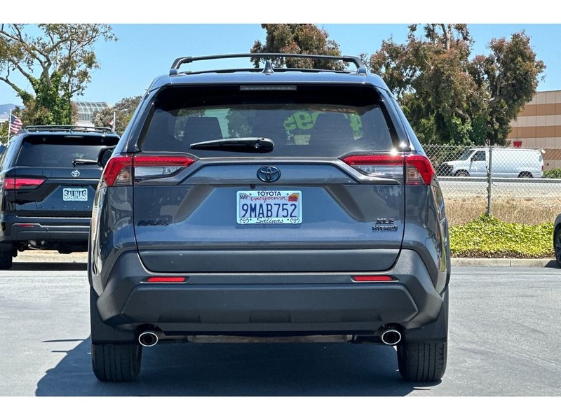 Toyota RAV4 Hybrid Vehicle Full-screen Gallery Image 05