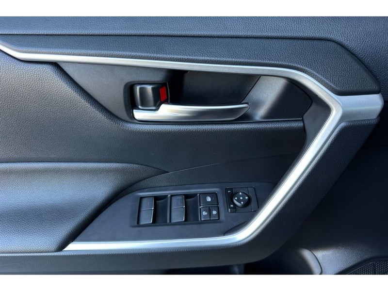Toyota RAV4 Hybrid Vehicle Full-screen Gallery Image 11