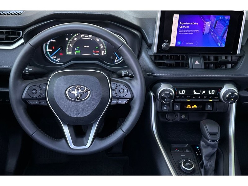 Toyota RAV4 Hybrid Vehicle Full-screen Gallery Image 16