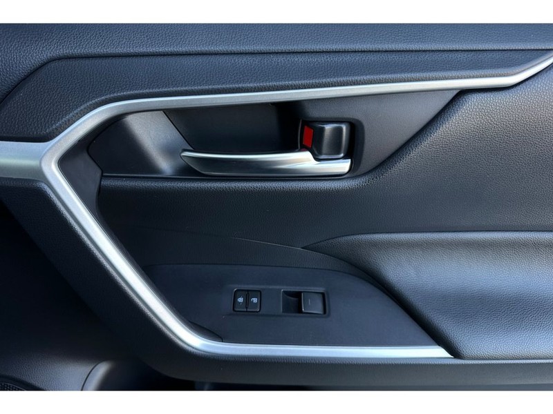 Toyota RAV4 Hybrid Vehicle Full-screen Gallery Image 20