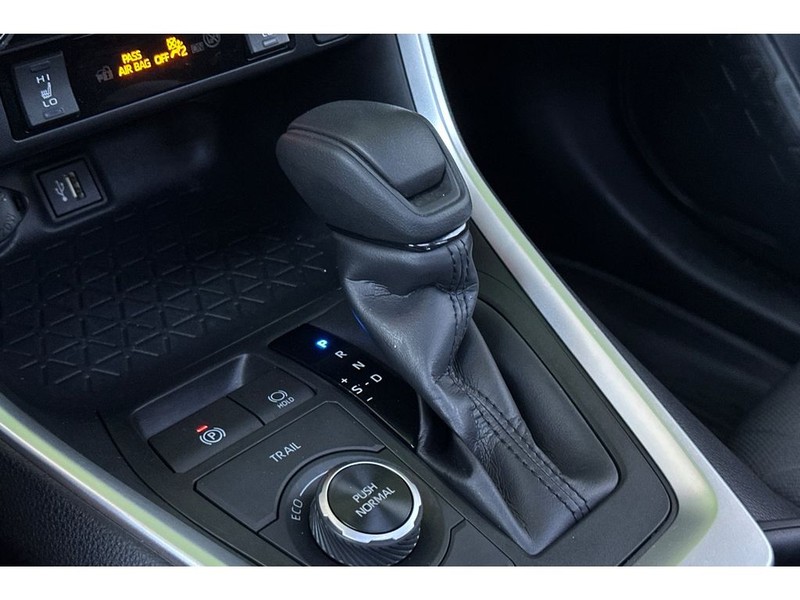 Toyota RAV4 Hybrid Vehicle Full-screen Gallery Image 24