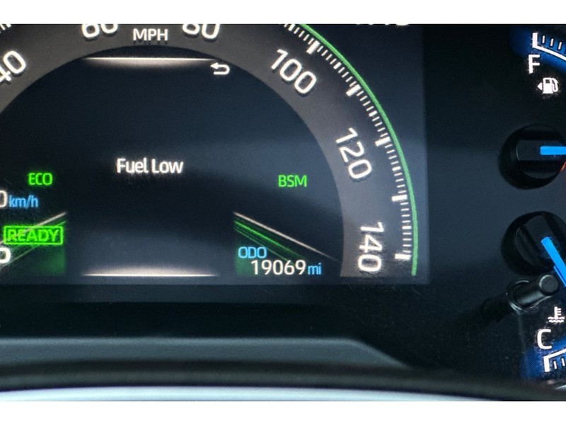 Toyota RAV4 Hybrid Vehicle Full-screen Gallery Image 30