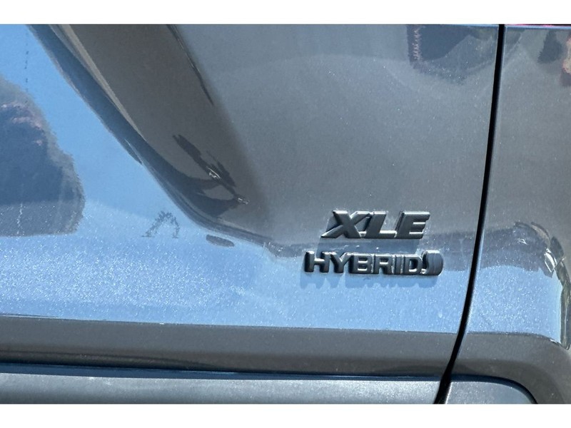 Toyota RAV4 Hybrid Vehicle Full-screen Gallery Image 33