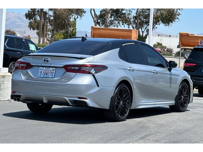 Toyota Camry Hybrid Vehicle Full-screen Gallery Image 04