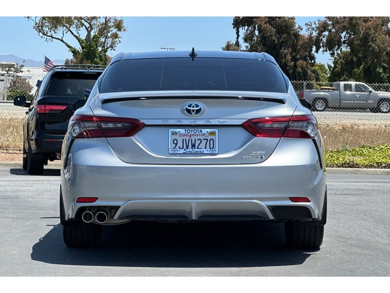 Toyota Camry Hybrid Vehicle Full-screen Gallery Image 05