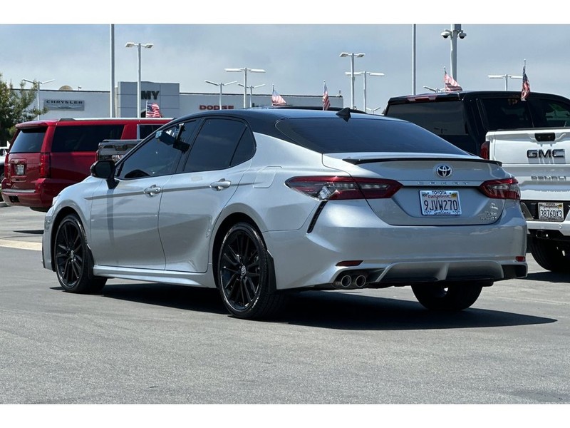 Toyota Camry Hybrid Vehicle Full-screen Gallery Image 06