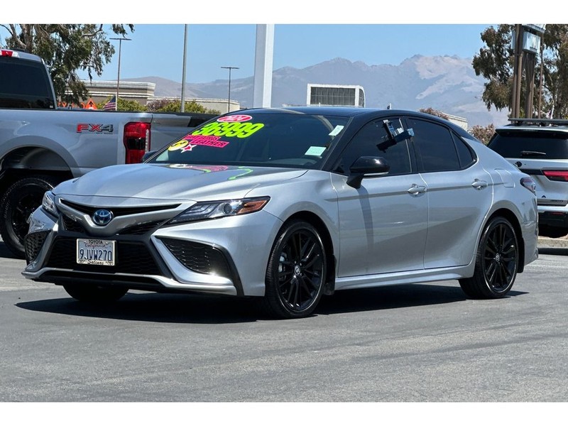 Toyota Camry Hybrid Vehicle Full-screen Gallery Image 08