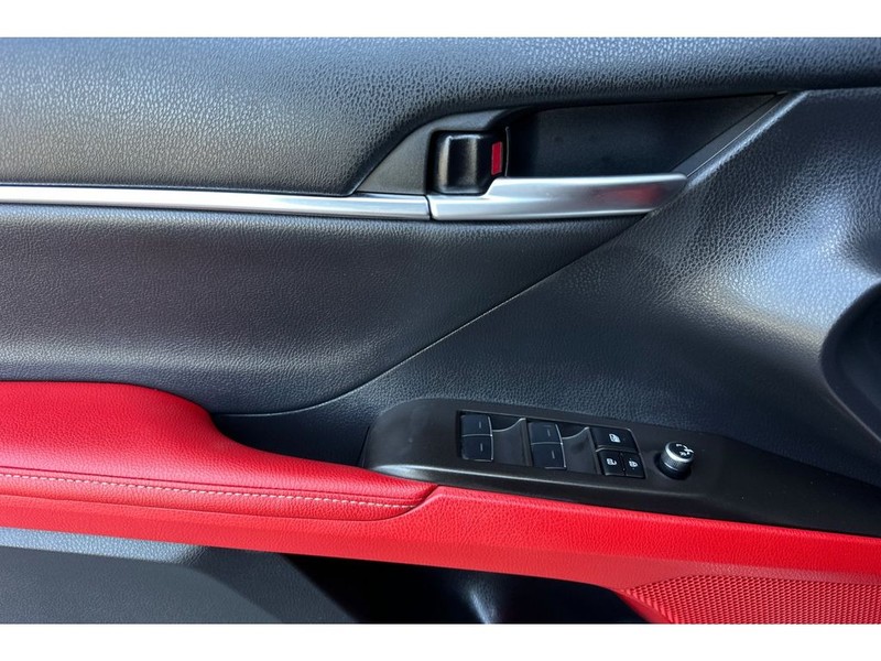 Toyota Camry Hybrid Vehicle Full-screen Gallery Image 11