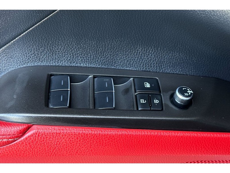 Toyota Camry Hybrid Vehicle Full-screen Gallery Image 12