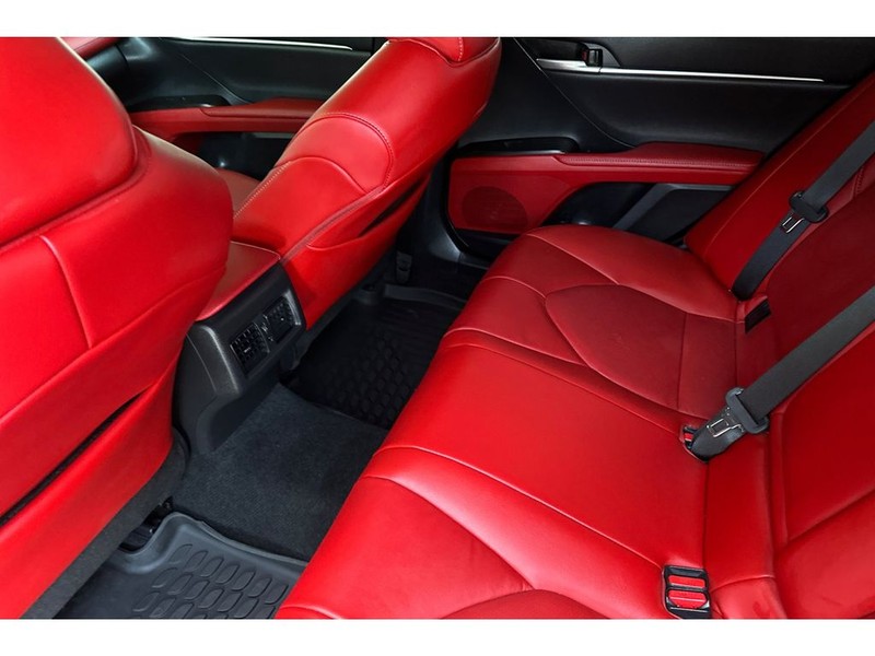 Toyota Camry Hybrid Vehicle Full-screen Gallery Image 13