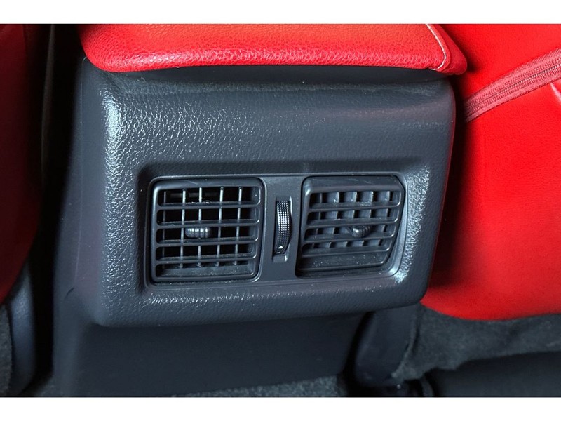 Toyota Camry Hybrid Vehicle Full-screen Gallery Image 14