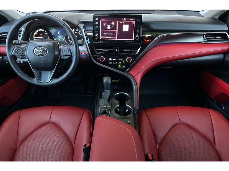 Toyota Camry Hybrid Vehicle Full-screen Gallery Image 15
