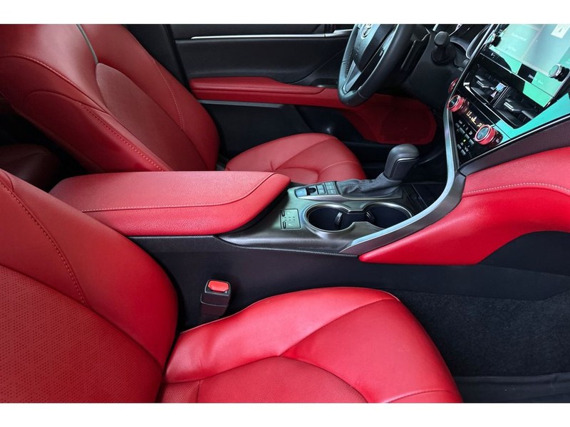 Toyota Camry Hybrid Vehicle Full-screen Gallery Image 17