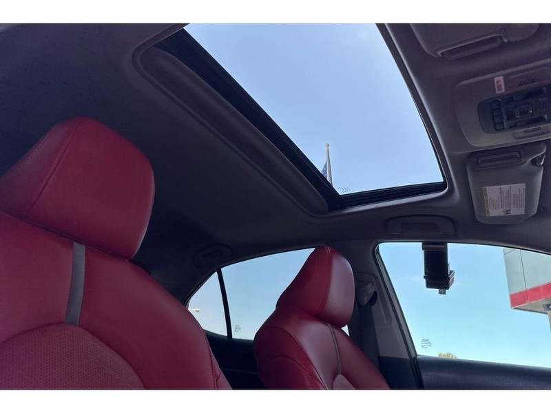 Toyota Camry Hybrid Vehicle Full-screen Gallery Image 18
