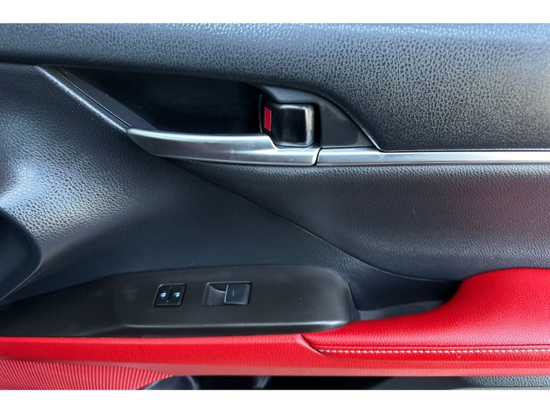 Toyota Camry Hybrid Vehicle Full-screen Gallery Image 19