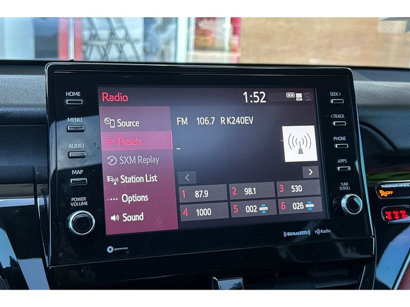 Toyota Camry Hybrid Vehicle Full-screen Gallery Image 20