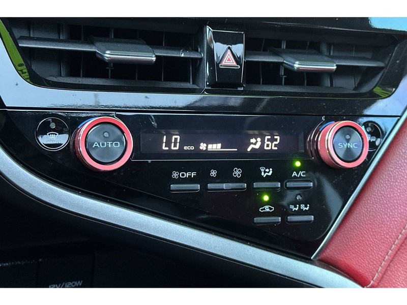 Toyota Camry Hybrid Vehicle Full-screen Gallery Image 22