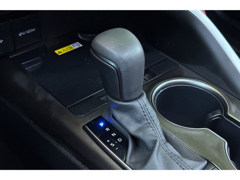 Toyota Camry Hybrid Vehicle Full-screen Gallery Image 23