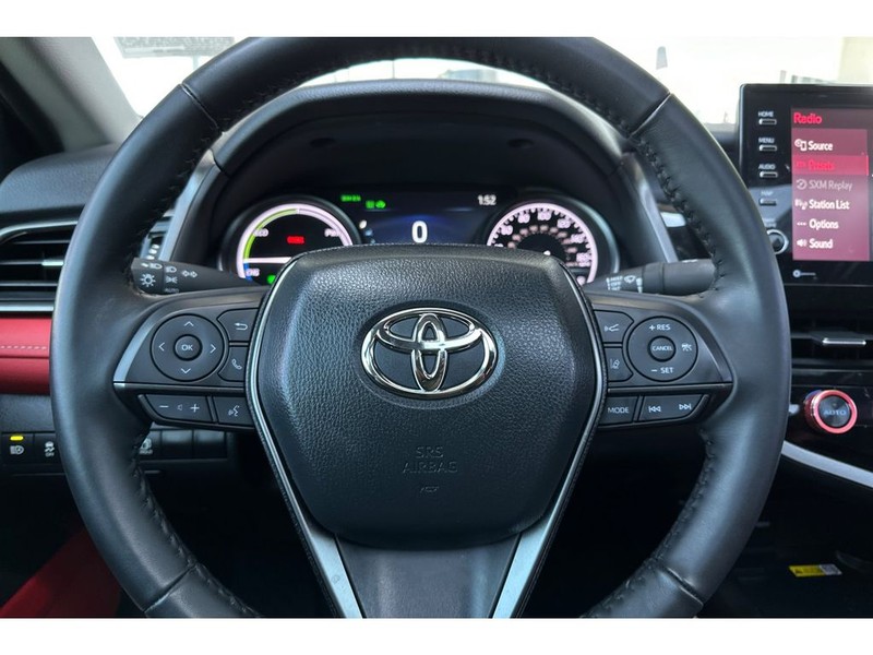 Toyota Camry Hybrid Vehicle Full-screen Gallery Image 25