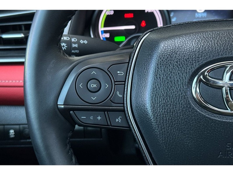 Toyota Camry Hybrid Vehicle Full-screen Gallery Image 26