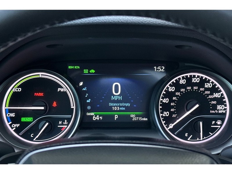 Toyota Camry Hybrid Vehicle Full-screen Gallery Image 28