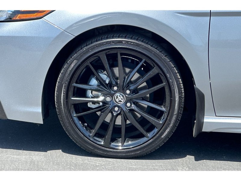 Toyota Camry Hybrid Vehicle Full-screen Gallery Image 31