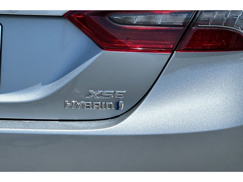 Toyota Camry Hybrid Vehicle Full-screen Gallery Image 32