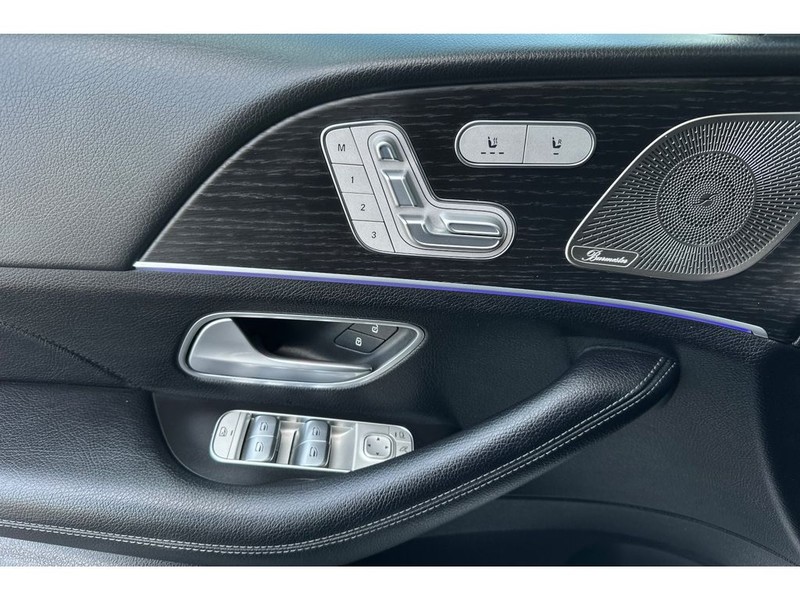 Mercedes-Benz GLE SUV Vehicle Full-screen Gallery Image 11