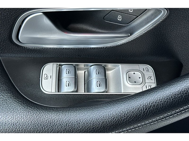Mercedes-Benz GLE SUV Vehicle Full-screen Gallery Image 12