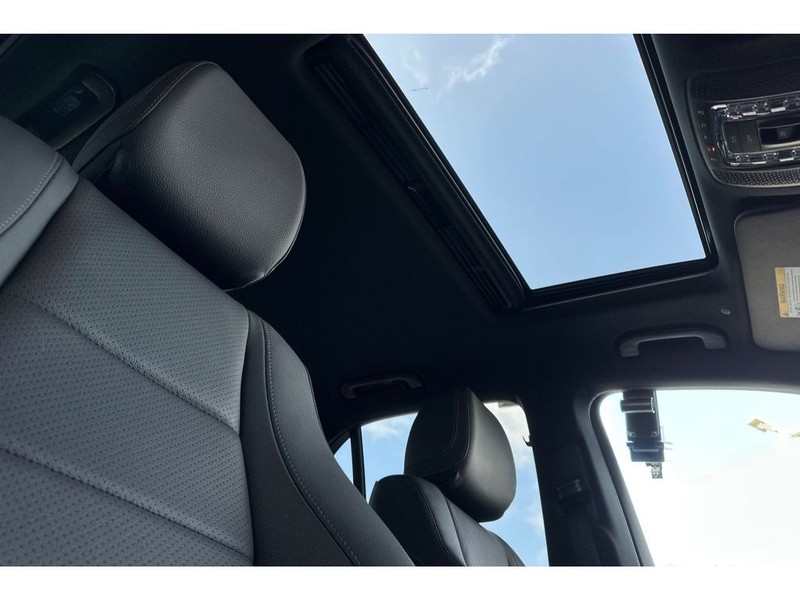 Mercedes-Benz GLE SUV Vehicle Full-screen Gallery Image 19