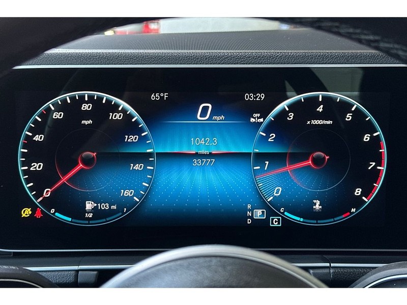 Mercedes-Benz GLE SUV Vehicle Full-screen Gallery Image 31